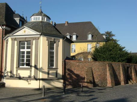 Xanten : Am Ende des Marktplatzes steht ein Barocker Gartenpavillon ( errichtet durch einen ehem. Kanoniker )